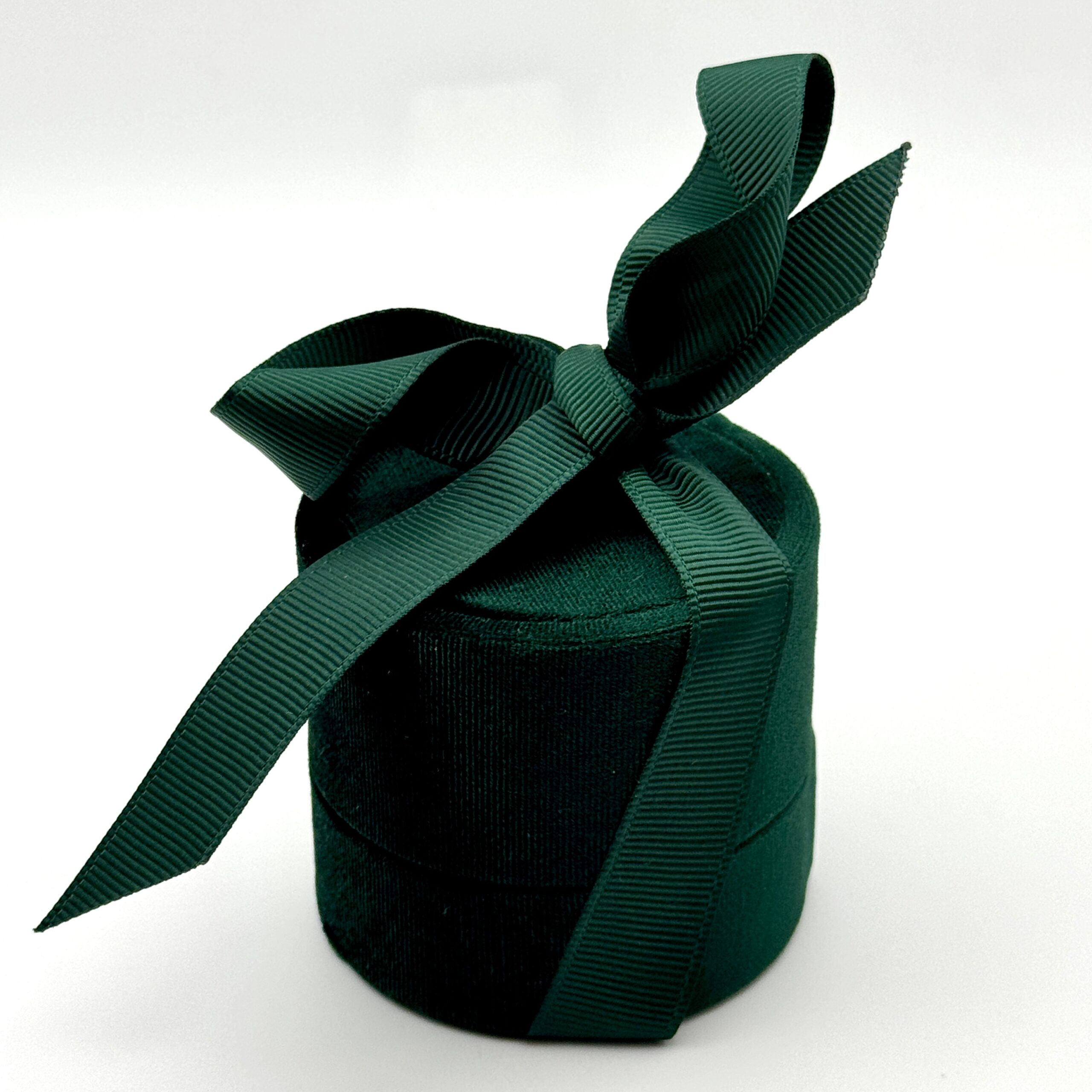 Eleganckie pudełko na biżuterię z zieloną kokardą