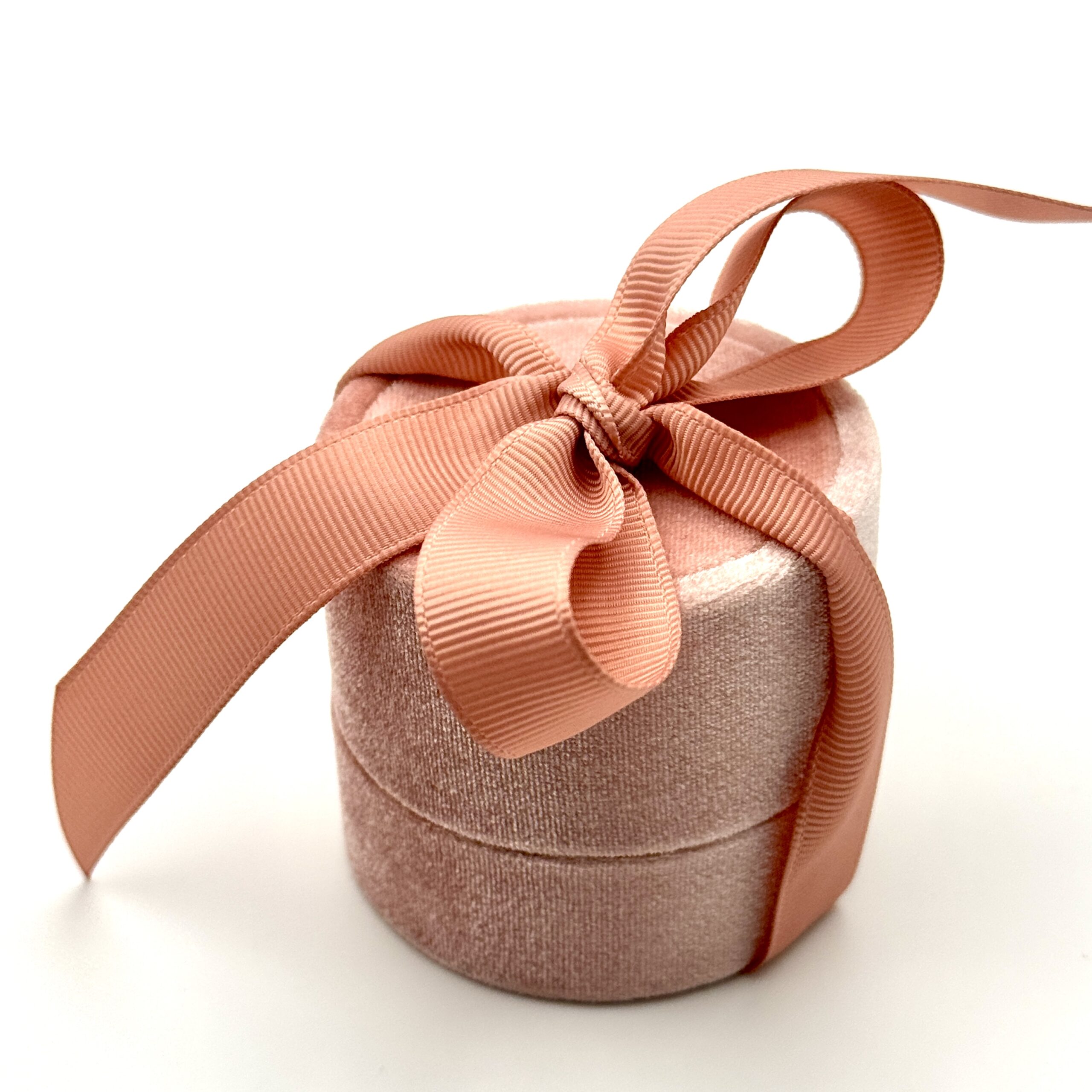 Różowe pudełko z kokardą