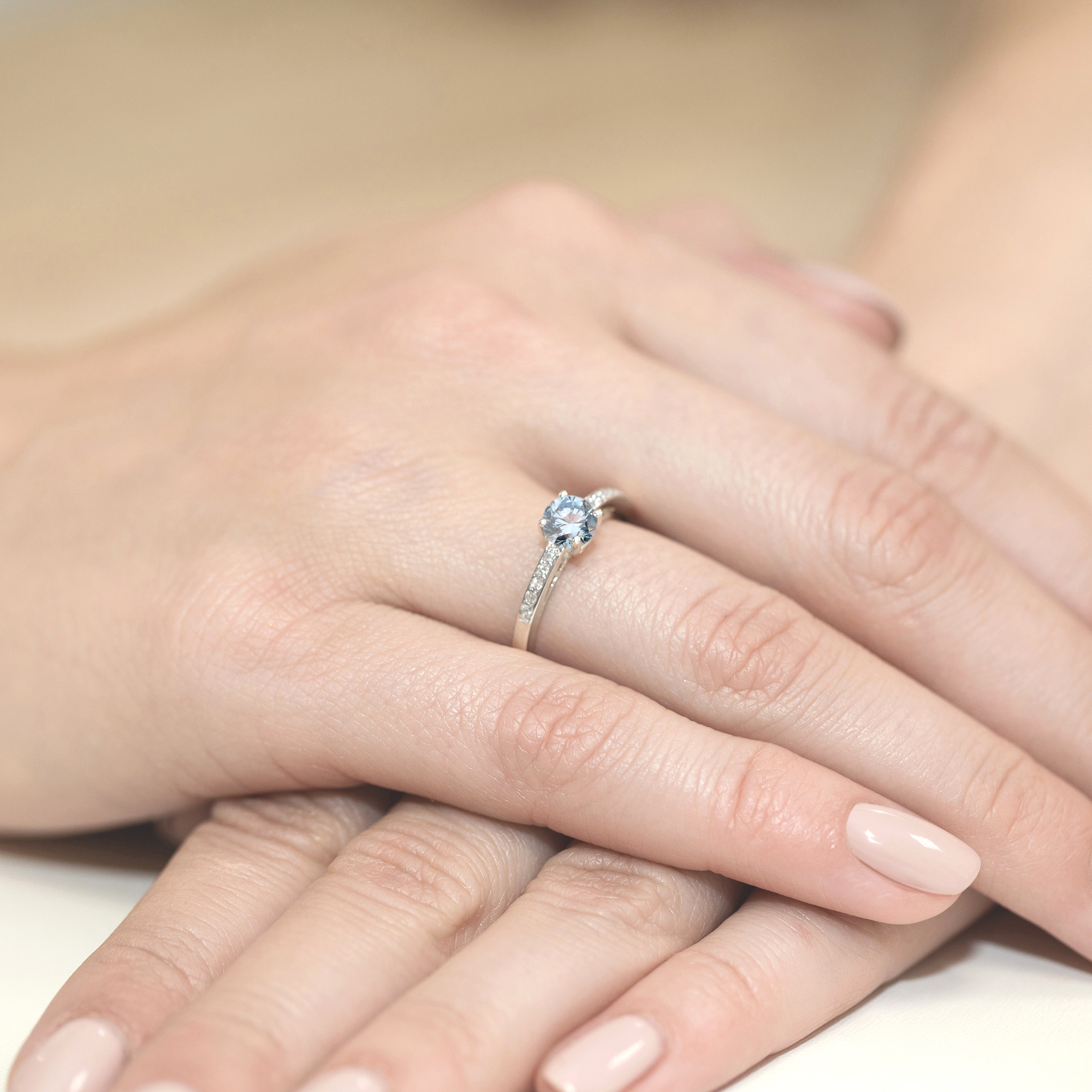 Pierścionek z kamieniem diament laboratoryjny niebieski 0,50 ct W0066 – białe złoto próby 585 – widok produktu 4