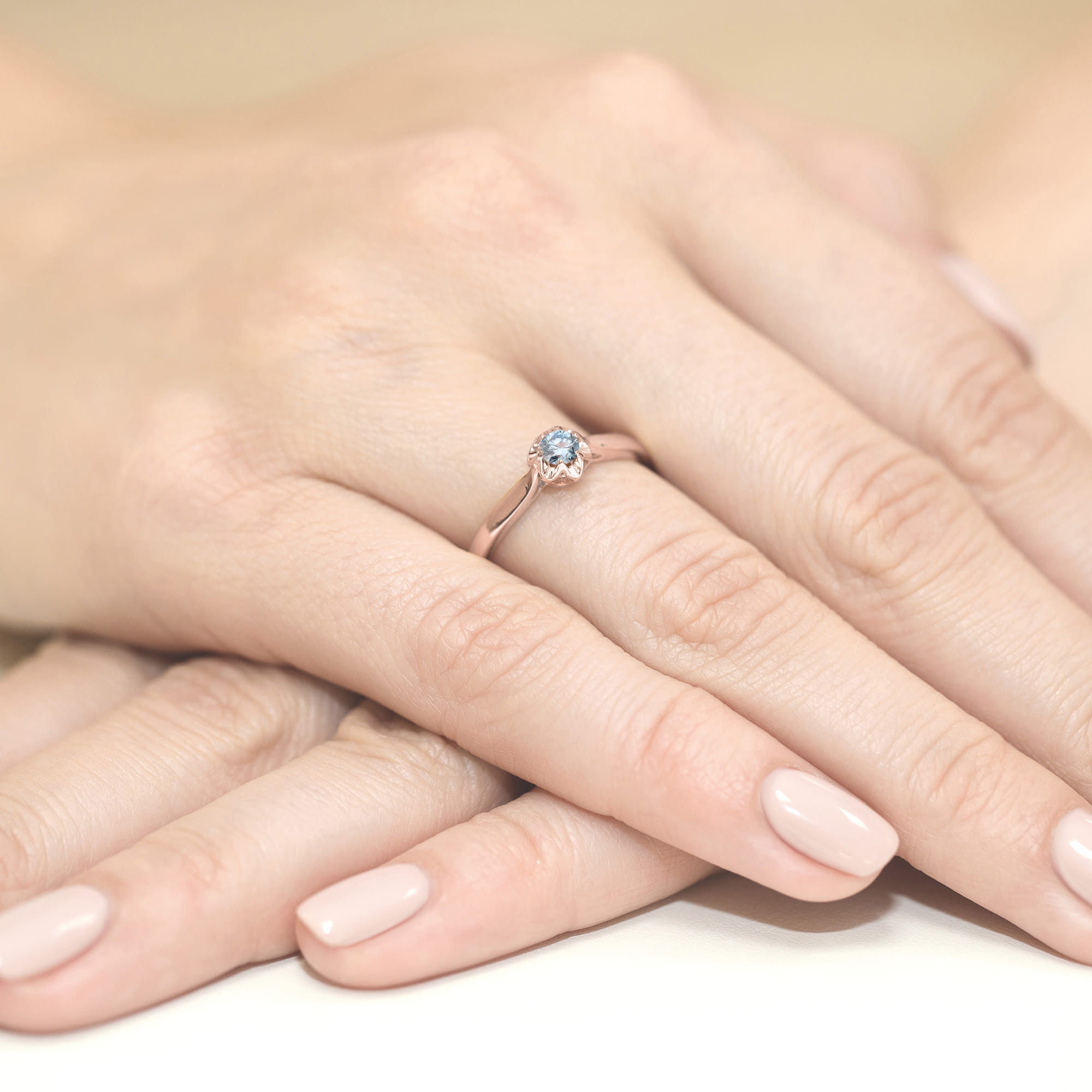 Pierścionek z kamieniem diament laboratoryjny niebieski 0,15 ct W0062 – różowe złoto próby 585 – widok produktu 4