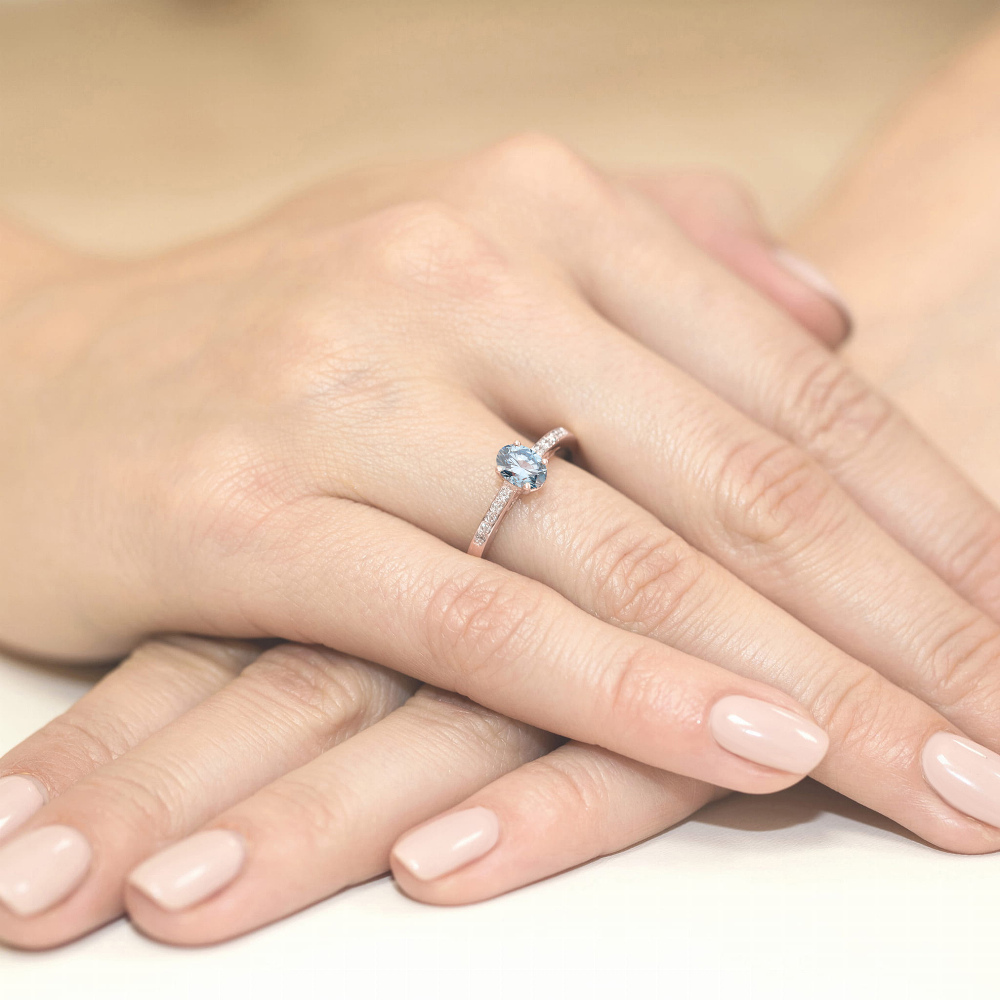 Pierścionek z kamieniem diament laboratoryjny niebieski 0,50 ct W0067 – różowe złoto próby 585 – widok produktu 3