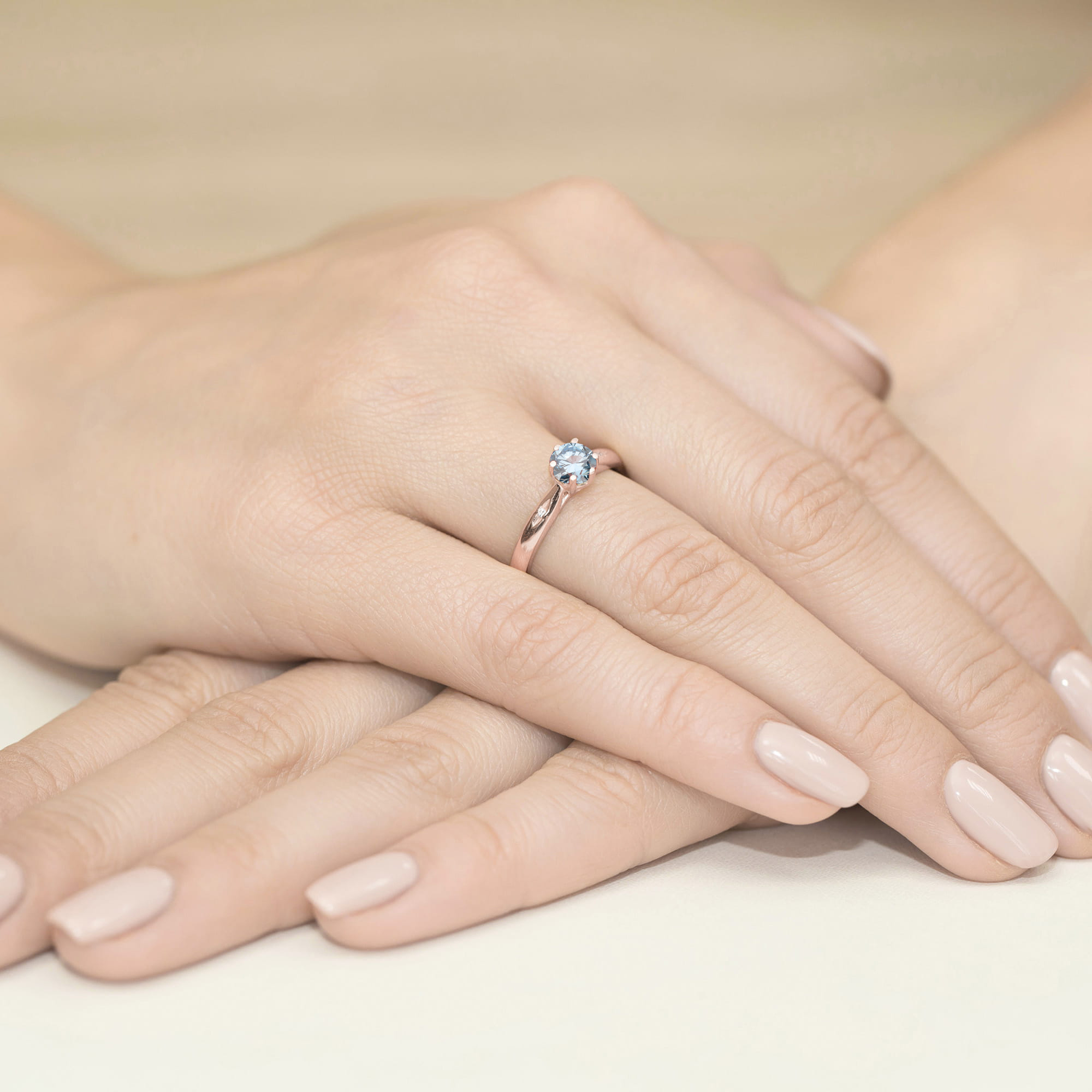 Pierścionek z kamieniem diament laboratoryjny niebieski 0,50 ct W0074 – różowe złoto próby 585 – widok produktu 4