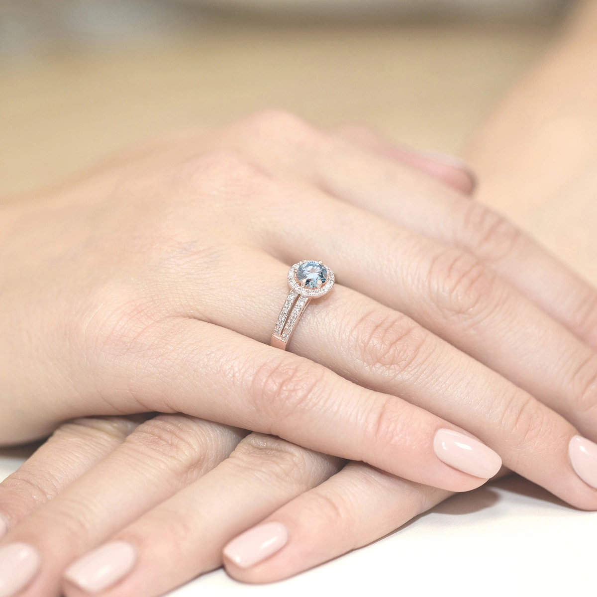 Pierścionek z kamieniem diament laboratoryjny niebieski 0,50 ct W0087 – różowe złoto próby 585 – widok produktu 4