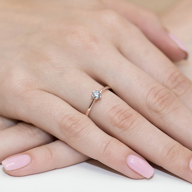 Pierścionek z kamieniem diament laboratoryjny niebieski 0,15 ct W0256 – różowe złoto próby 585 – widok produktu 4