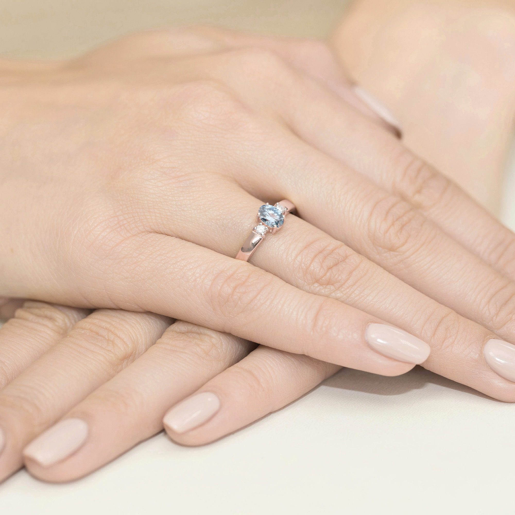 Pierścionek z kamieniem diament laboratoryjny niebieski 0,58 ct W0264 – różowe złoto próby 585 – widok produktu 4