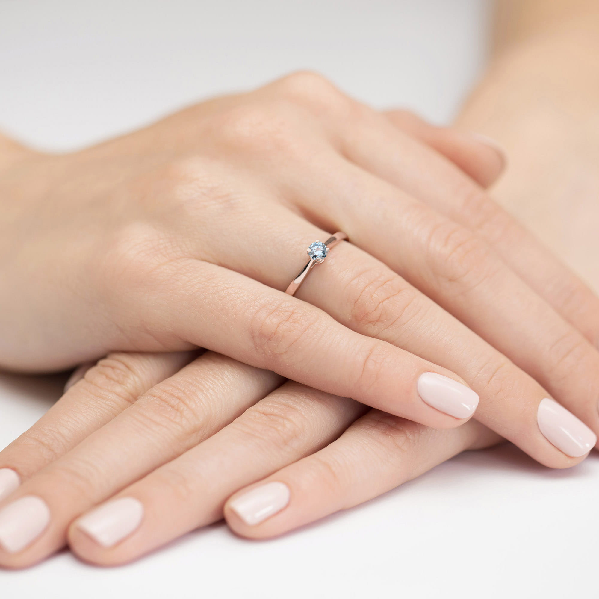 Pierścionek z kamieniem diament laboratoryjny niebieski 0,15 ct W0335 – różowe złoto próby 585 – widok produktu 4