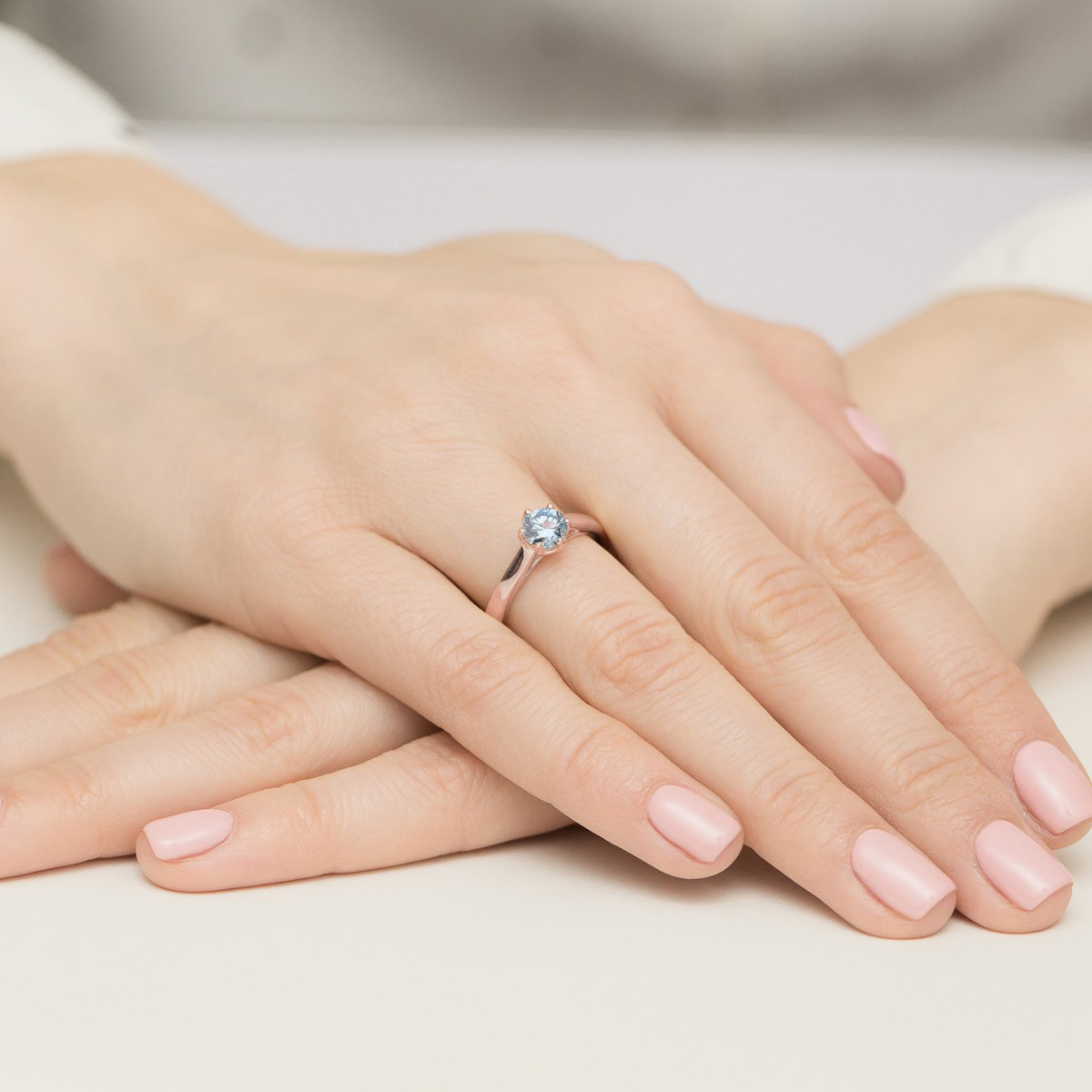 Pierścionek z kamieniem diament laboratoryjny niebieski 0,50 ct W0540 – różowe złoto próby 585 – widok produktu 4