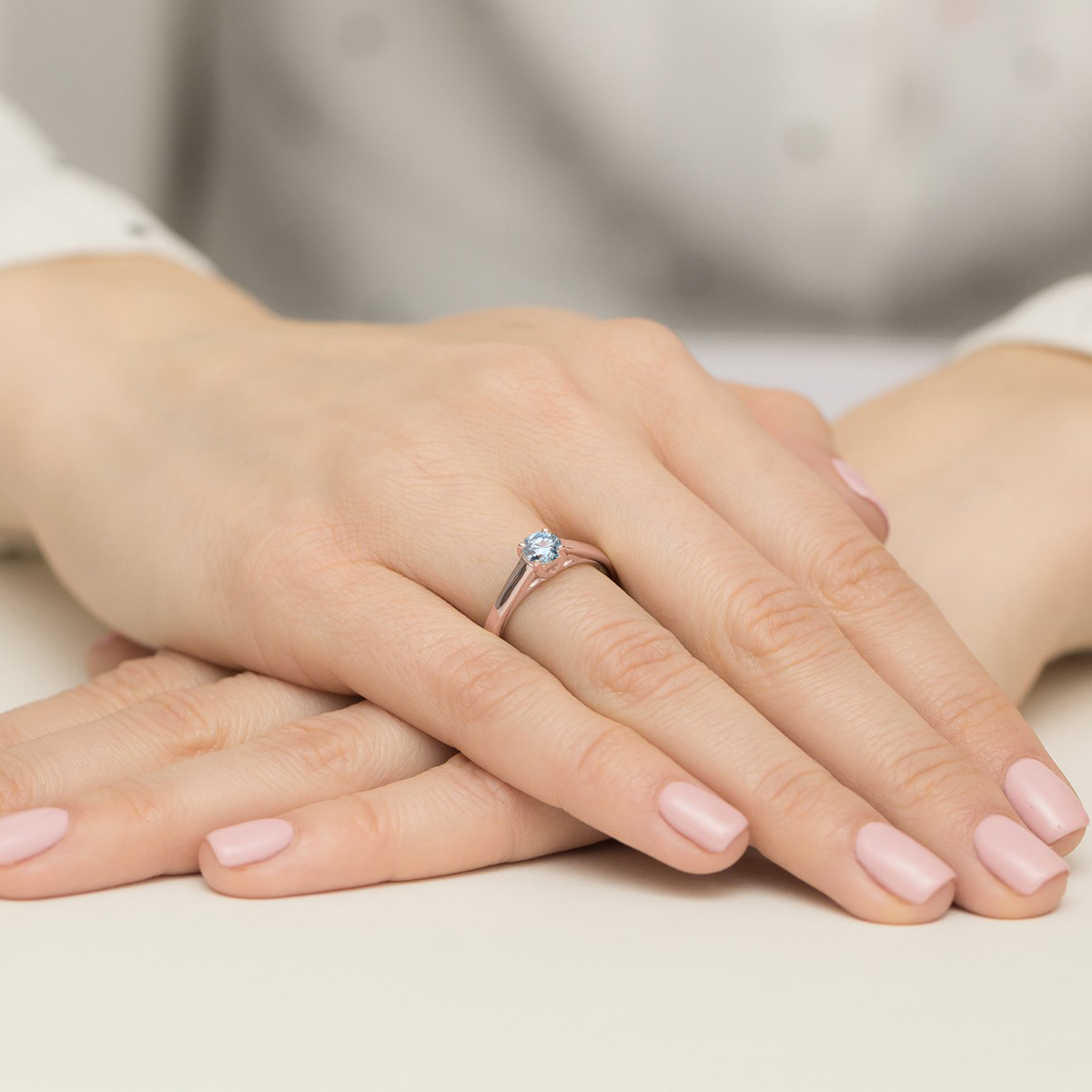 Pierścionek z kamieniem diament laboratoryjny niebieski 0,50 ct W0544 – różowe złoto próby 585 – widok produktu 4