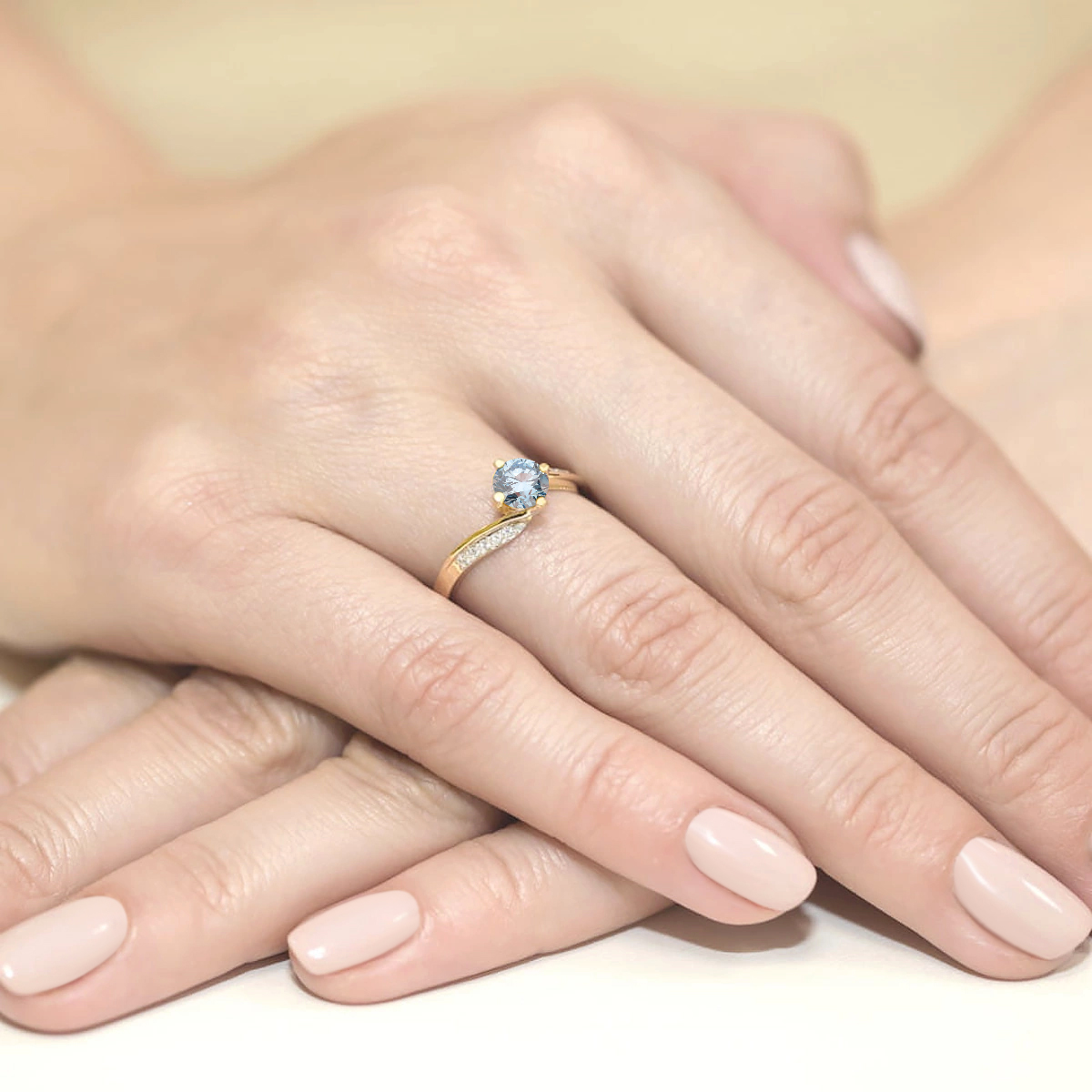 Pierścionek z kamieniem diament laboratoryjny niebieski 0,50 ct W0084 – żółte złoto próby 585 – widok produktu 4