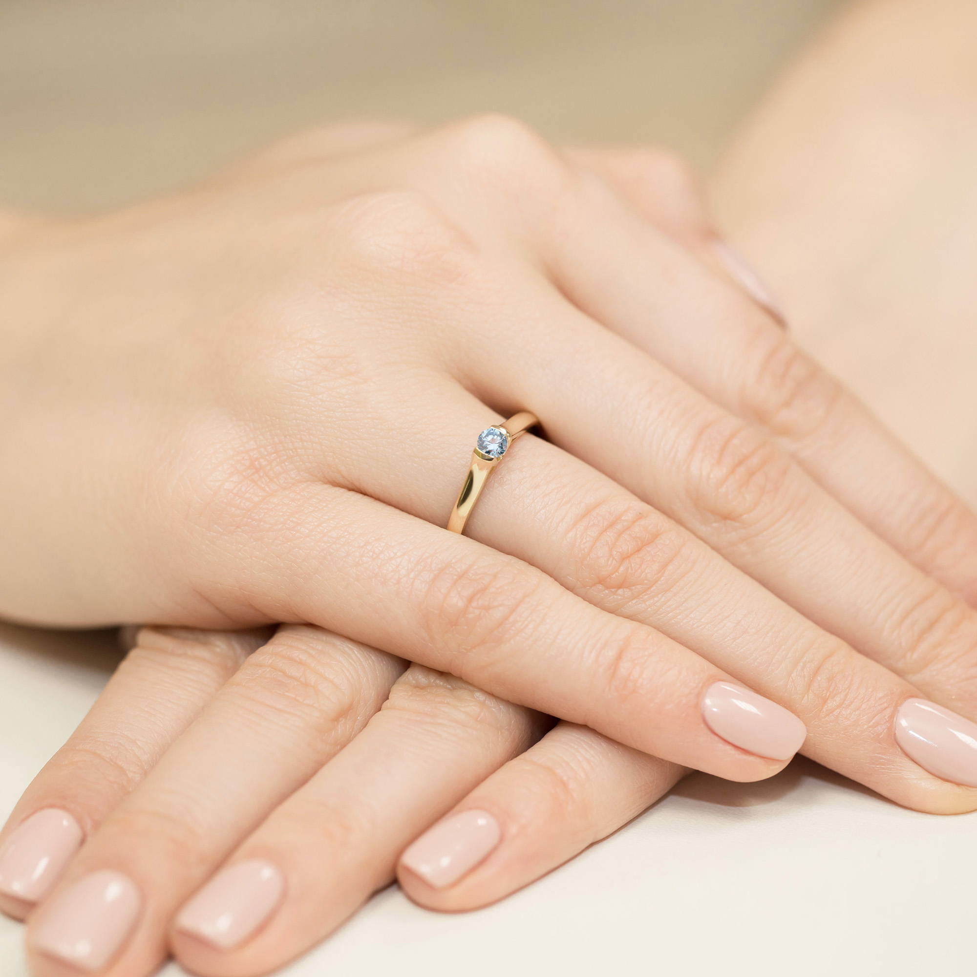 Pierścionek z kamieniem diament laboratoryjny niebieski 0,15 ct W0369 – żółte złoto próby 585 – widok produktu 4