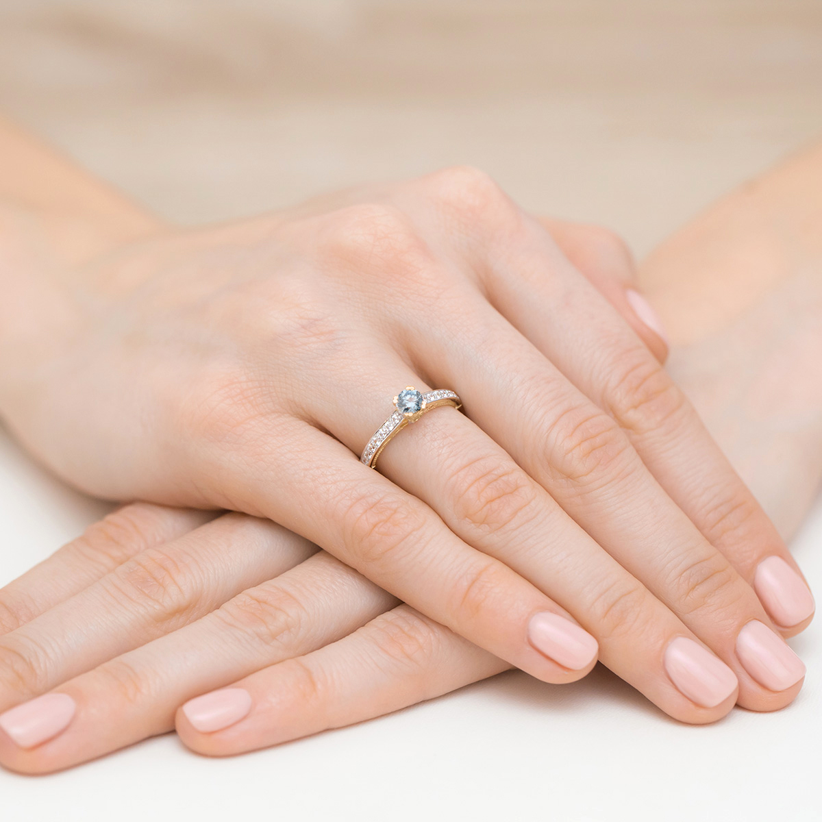 Pierścionek z kamieniem diament laboratoryjny niebieski 0,56 ct W0439 – żółte złoto próby 585 – widok produktu 4