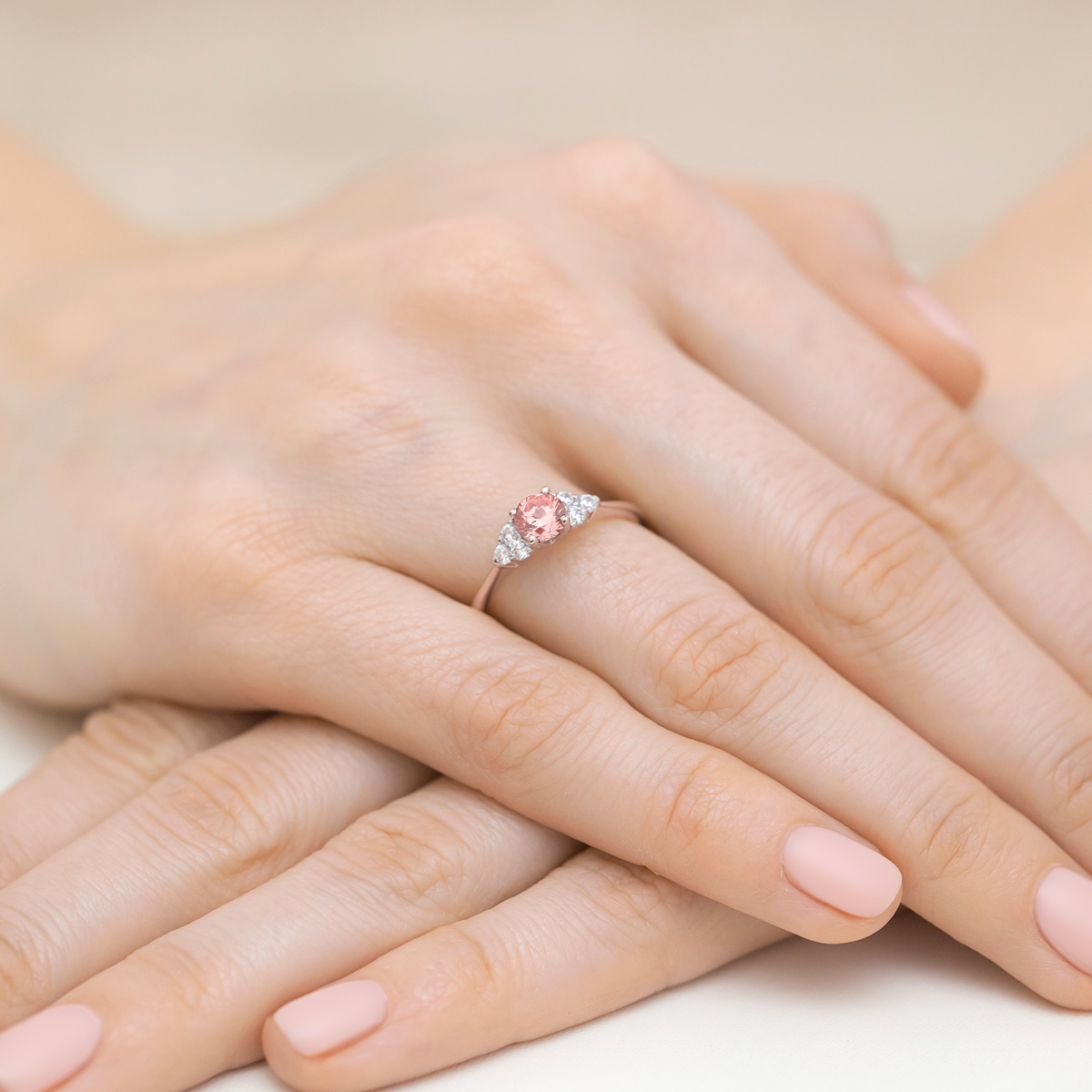 Pierścionek z kamieniem diament laboratoryjny różowy 0,50 ct W0451 – różowe złoto próby 585 – widok produktu 4