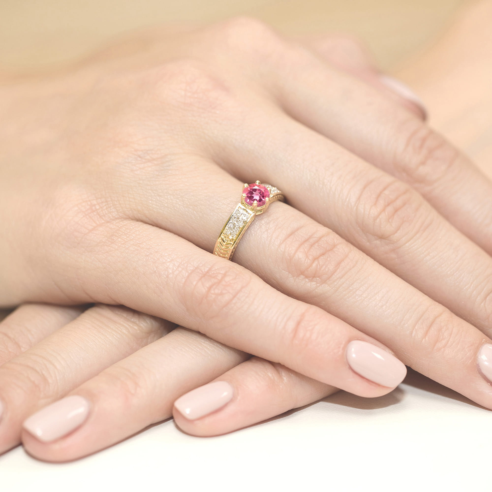 Pierścionek z kamieniem topaz różowy 0,60 ct W0075 – żółte złoto próby 585 – widok produktu 4