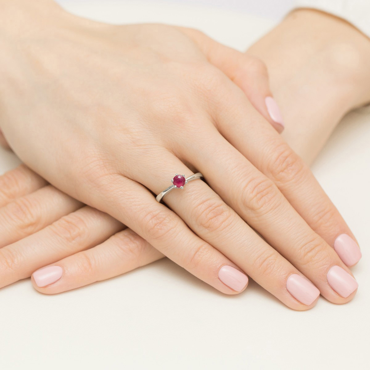 Pierścionek z rubinem 0,60 ct W0563 – białe złoto próby 585 – widok produktu 4