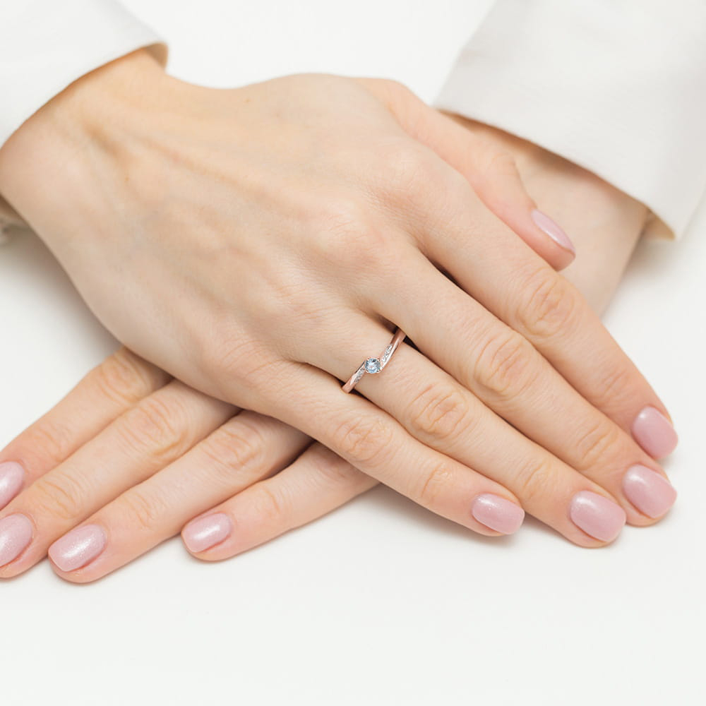Pierścionek z kamieniem diament laboratoryjny niebieski 0,19 ct W0262 – różowe złoto próby 585 – widok produktu 4