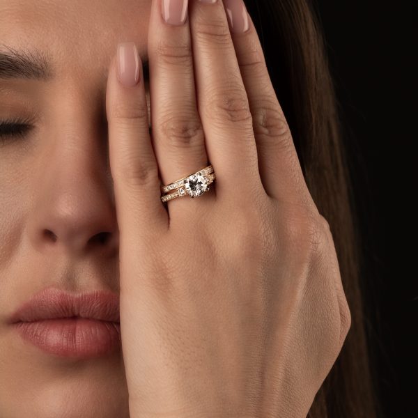 Pierścionek zaręczynowy i obrączki ślubne BigDIAMOND w eleganckim pudełku.