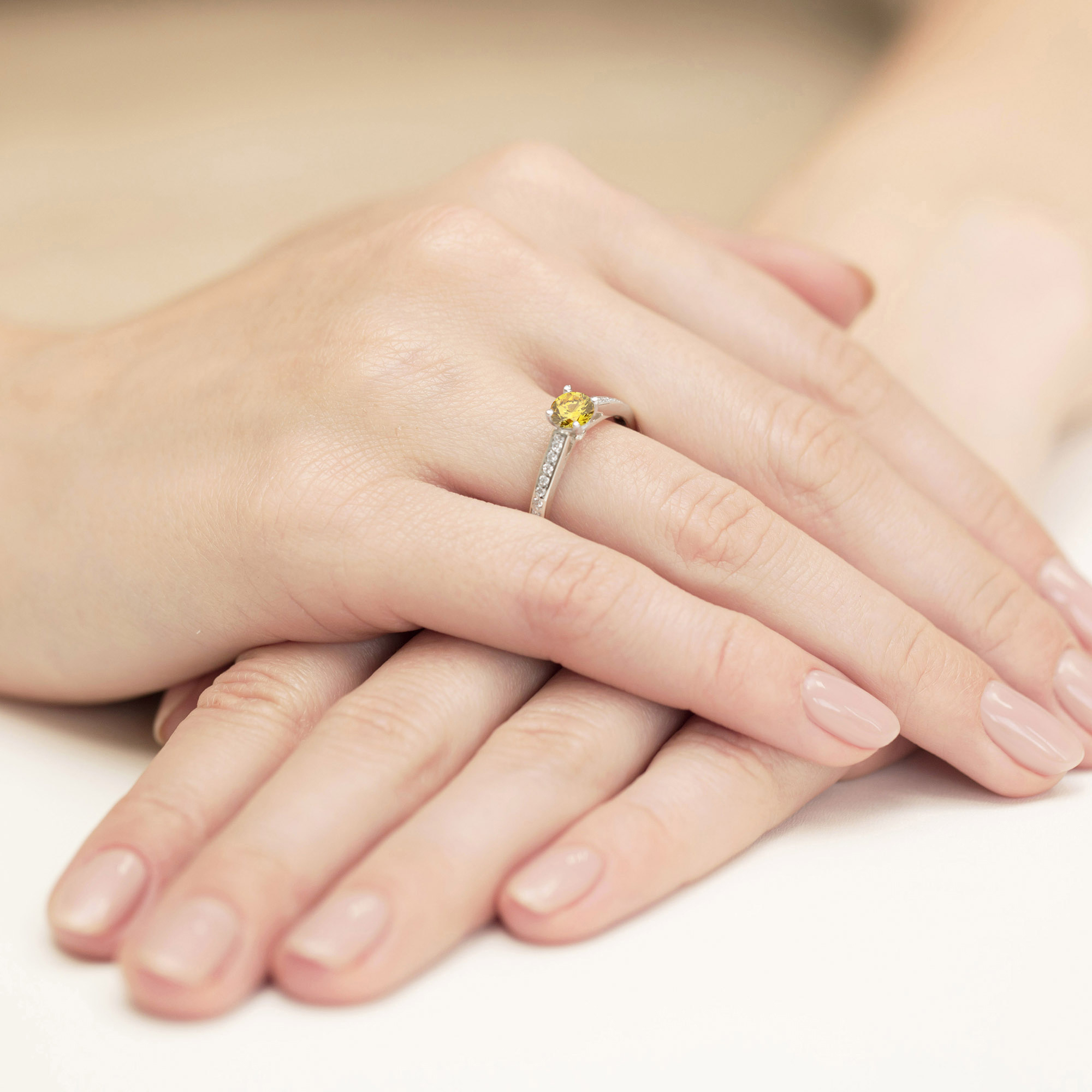 Pierścionek z kamieniem diament laboratoryjny żółty 0,62 ct W0052 – białe złoto próby 585 – widok produktu 4