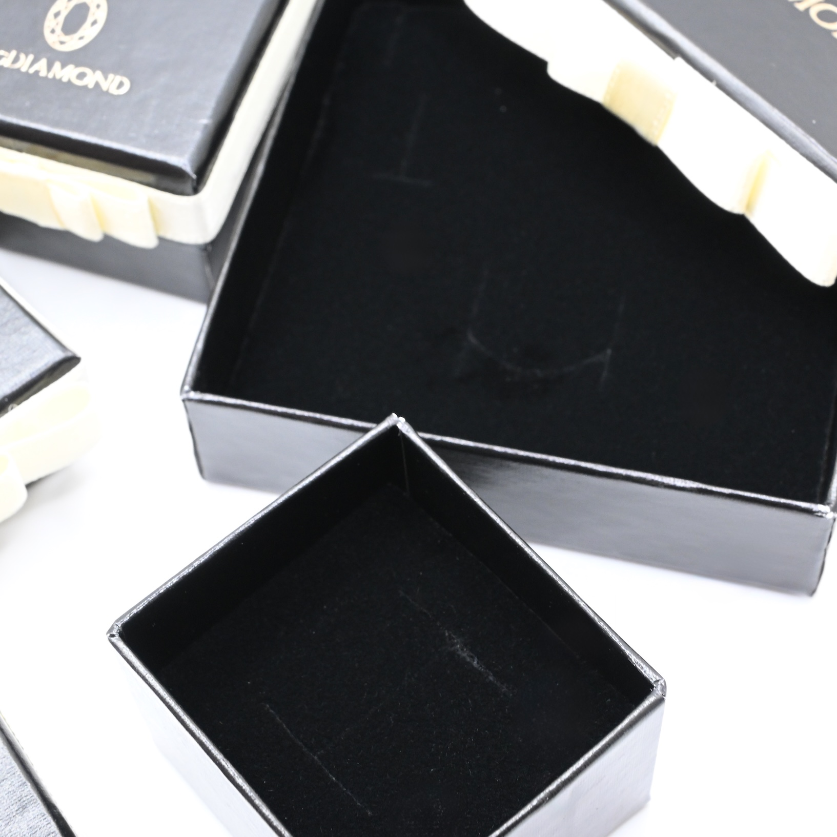 Aksamitne wnętrze pudełka na biżuterię BigDIAMOND chroniące wyrób ze złota i kamienie szlachetne