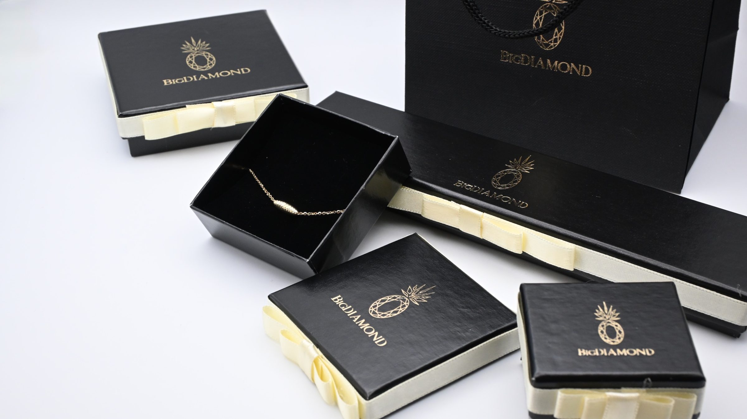 Ekskluzywne opakowanie prezentowe ze złotą biżuterią i torebką BigDIAMOND